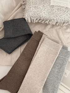 Detailansicht einfarbiger Basis-Kompessionswadenstrümpfe, weiche Herbst-Winter-Strumpfware.