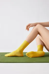 Gelbe Anti-Rutsch Yoga Socken für Damen, mittelhohe Pilates und Fitness Bodensocken.