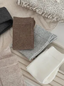 Nahaufnahme von einfarbigen Strick Wadenstrümpfen Detail, weiche Herbst Winter neutrale Socken Textur.