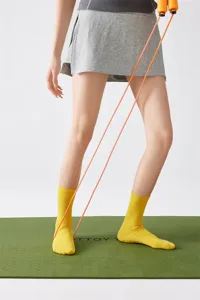 Detailaufnahme gelber Anti-Rutsch Yogasocken mit Grip für Pilates und Fitnesstraining.