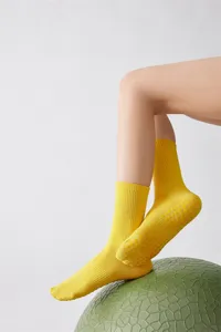 Detailansicht gelber Damen Anti-Rutsch Yogasocken mit Noppen für Pilates und Fitnesstraining
