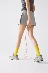 Bequeme gelbe mittelhohe Sportsocken für Damen, ideal für Yoga, Laufen und Fitness.