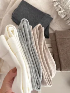 Einfarbige Basis-Kompaktwadenstrümpfe für Damen, weiche und vielseitige Strickstrümpfe.