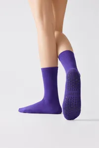 Detailansicht violetter Yoga-Socken mit Anti-Rutsch-Noppen an der Sohle für Pilates Fitness.