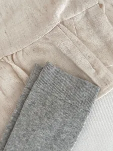 Nahaufnahme der Detailansicht von grauen Damen Strickwadenstrümpfen mit weicher Textur.