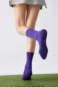 Lila rutschfeste Yogasocken mit Grips für Damen, bequeme Pilates Fitness Socken.