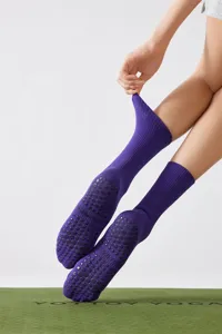 Detailansicht lila Antirutsch-Yogasocken mit Noppen, ideal für Pilates, Fitness und Yoga.