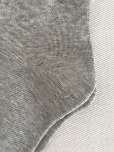 Graue einfarbige gerippte Strick Kompression Wadenstrümpfe Stoff Detail Textur Ansicht.