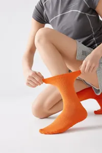 Orange Yoga Socken mit rutschfester Sohle, wadenlang fur Pilates und Fitnesstraining.