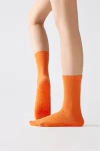Orangene Anti-Rutsch Yoga Socken für Damen mit Noppensohle, atmungsaktive Pilates Fitness Socken.