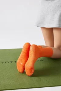 Rutschfeste Yoga-Socken für Damen, mittelhohe Pilates-Socken mit Grip Noppen.