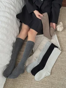 Nahaufnahme der einfarbigen Wadensocken mit feiner Strickstruktur und guter Passform.