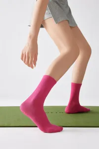 Detaillierte Nahaufnahme von rosa Damen Anti-Rutsch Yoga Socken fuer Pilates und Fitness.