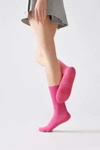 Rosa rutschfeste Yoga-Socken für Damen, mittelhohe Pilates- und Fitness-Bodensocken.