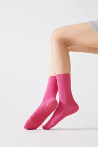 Rosa rutschfeste Yogasocken für Damen, mittelhohe Pilates-Fitnesssocken mit Grip-Noppen.