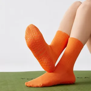 Orange mittelhohe Yoga Socken mit rutschfesten Noppensohlen für Damen Fitness Sport.