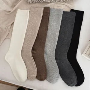 Einfarbige klassische Wadenstrümpfe für Damen, weiche Strick-Freizeitsocken in Herbstfarben.