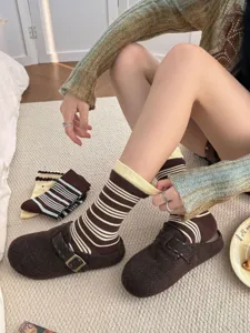 Retro gestreifte Baumwoll-Slouch-Socken für Damen, lässige mittelhoche Strickstrümpfe.