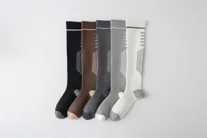 Primo piano di calze a compressione a righe traspiranti in vari colori classici.