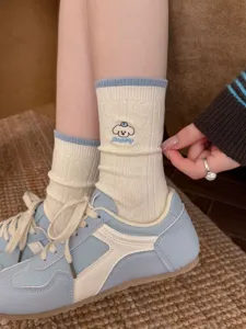 Süße bestickte Mittelsocken mit blauem Rand, bequeme Freizeitsocken aus weicher Baumwolle.