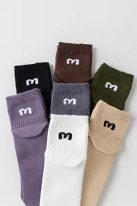 Herren Kurze Baumwollsocken mit Stickerei Buchstaben, lässiger Sportstil, bequem für Alltag.