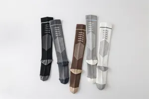 Gambaletti sportivi a compressione, calze lunghe rigate traspiranti vista di dettaglio.
