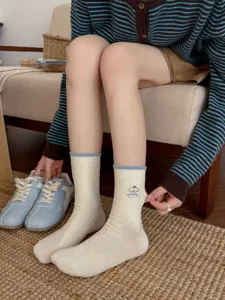 Süße welpen bestickte damensocken koreanischer stil farbblock baumwolle mittelschaft