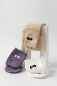 Kurze Herren-Baumwollsocken mit besticktem Buchstaben, lässiger Sportstil für den täglichen Gebrauch.