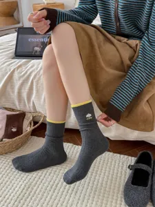 Detailaufnahme von koreanischen süßen Welpen Stickerei Damen Socken mit farbigem Bündchen.