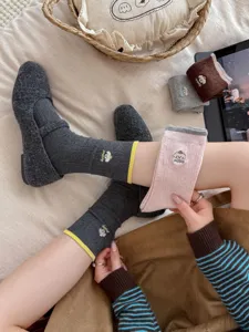 Süße Welpen bestickte Wadenstrümpfe für Damen, stylische Kontrastfarbe lässige Baumwollstrümpfe.