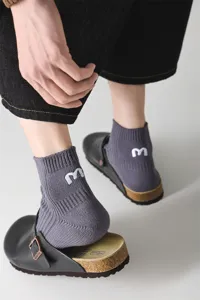Herren graue Rippstrick Socken mit weißer Fersenstickerei, bequeme Baumwolle Freizeit Retro Stil.