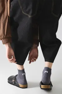 Detailansicht kurzer Herren Baumwollsocken mit Fersenstickerei und trendigem Cityboy Stil.
