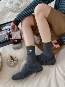 Süße Hund Bestickte Wadenlange Socken für Damen, bequeme graue Baumwollsocken mit gelbem Rand.