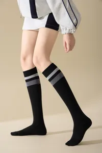 Λεπτομερές κοντινό πλάνο από μαύρες αθλητικές κάλτσες γυναικών με κομψές γκρι ρίγες.