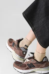 Detailansicht lässiger kurzer Baumwollsocken kombiniert mit Retro-Sneakern für Herren.