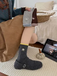 Süße Welpenstickerei Mittelsocken, lässige Baumwollstrümpfe für Damen Detailansicht.