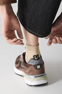 Detailaufnahme von Herren-Kurzsocken aus Baumwolle mit Fersen-Stickerei und bequemer Passform.