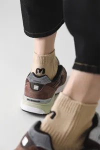 Kurze Herren Baumwollsocken mit Fersenstickerei, bequemer Sport Freizeitstil für den Frühling.