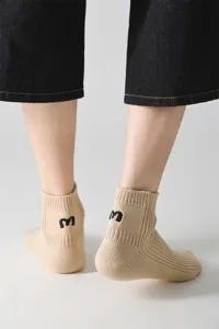 Herren gerippte Kurzsocken Detailaufnahme, Freizeitsocke aus Baumwolle mit Fersenstickerei.