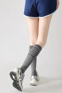Calze a compressione sportive traspiranti da donna con elegante design a righe per fitness.
