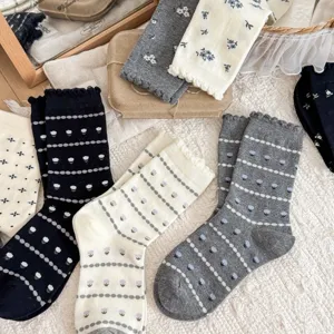 Japanische süße Damensocken mit Blumenmuster, bequeme Baumwollsocken mit Spitzenrand.