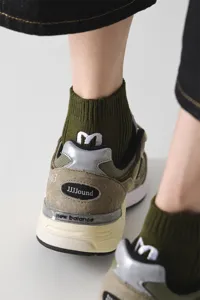 Herren kurze Baumwollsocken olivgruen weisse Fersen M Stickerei Streetwear Freizeit Sport