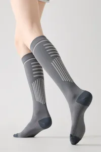 Calze a compressione sportiva da donna traspiranti rigate alte per corsa fitness sport.