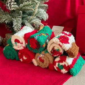 Calze di Natale in pile corallo dettaglio con motivi festivi di Babbo Natale. Calde.