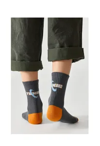 Herren Baumwoll Socken mit kontrastierender Ferse und stylischem Buchstaben Design.
