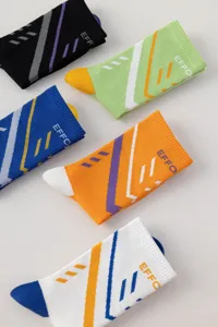 Detailansicht von Herren-Mittelschaft-Sportsocken mit farbigen geometrischen Streifenmustern.