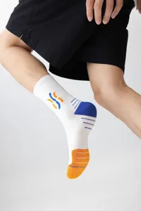 Herren Sportsocken mit stilvollem Farbdruck-Design, atmungsaktive und bequeme Strickdetails.