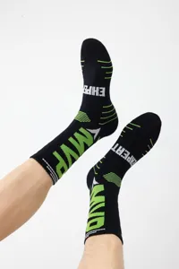 Schwarze und grüne athletische Basketballsocken mit gestrickten Buchstaben für Herren.