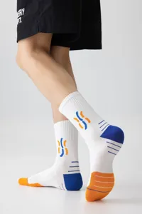 Detailaufnahme von Herren Sport Farbblock Wadenstrümpfen mit atmungsaktivem Strickgewebe.