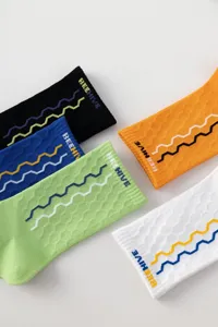 Stijlvolle heren middelhoge sokken met ademend honingraatontwerp en trendy zigzagpatronen.